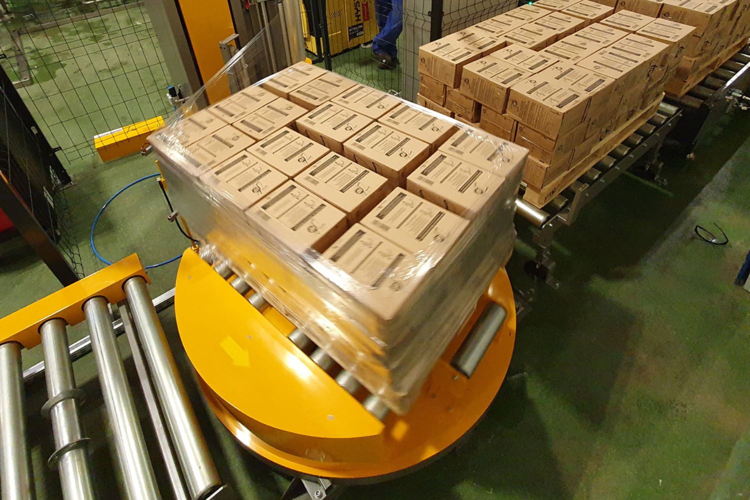 Gewickelte Palette mit Kartons