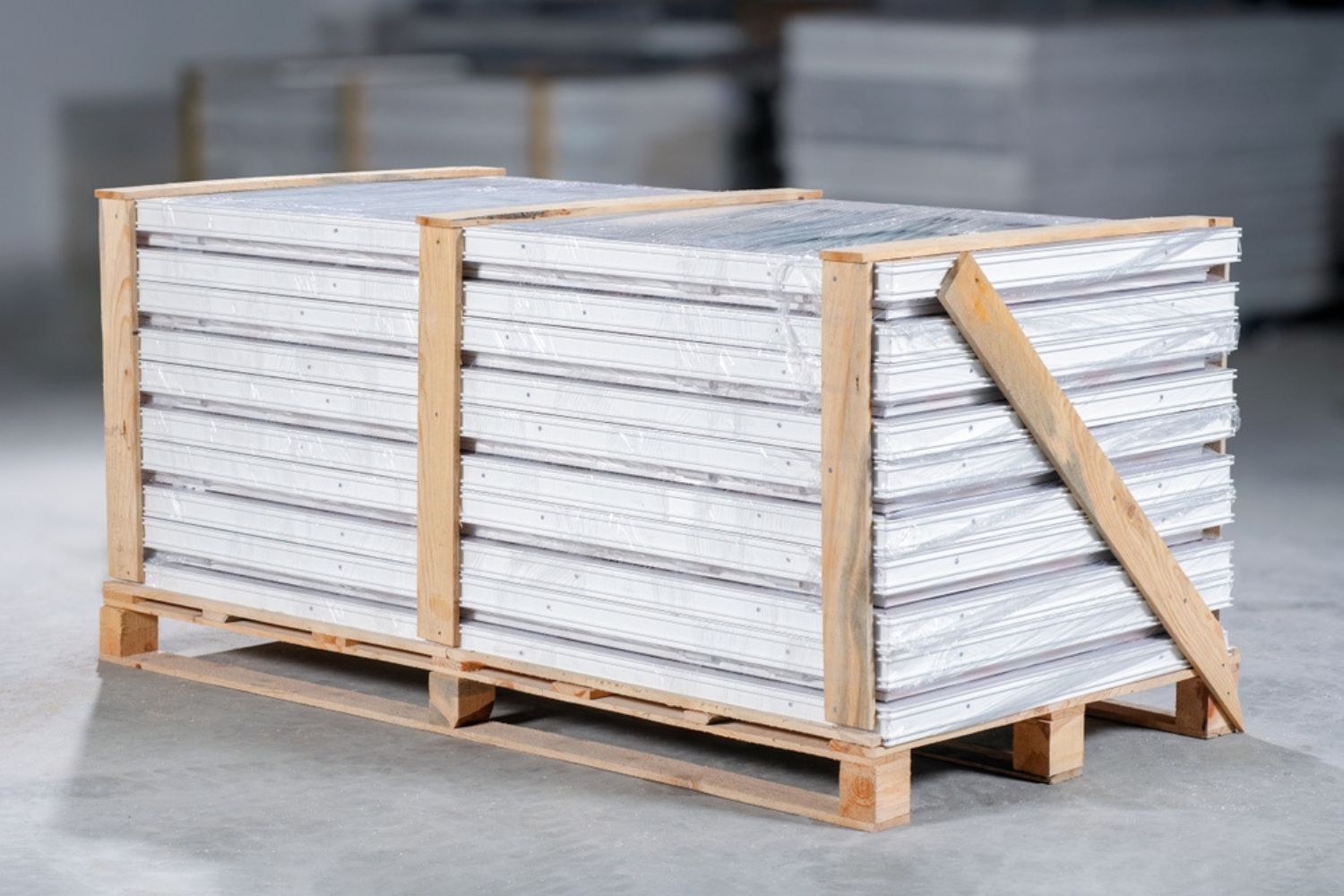 Umwickelte Platten auf Palette