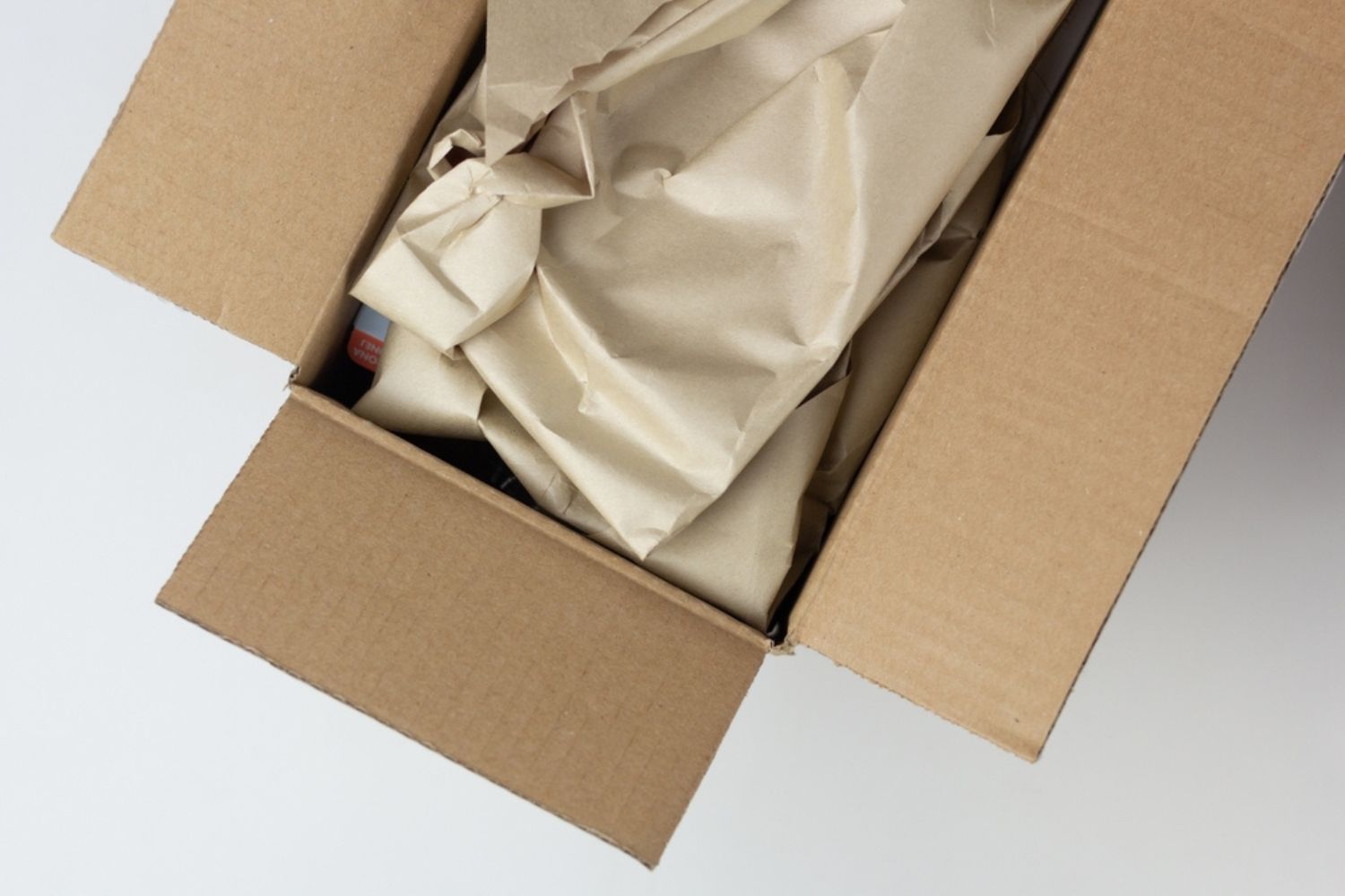 Karton mit Papierfüllung